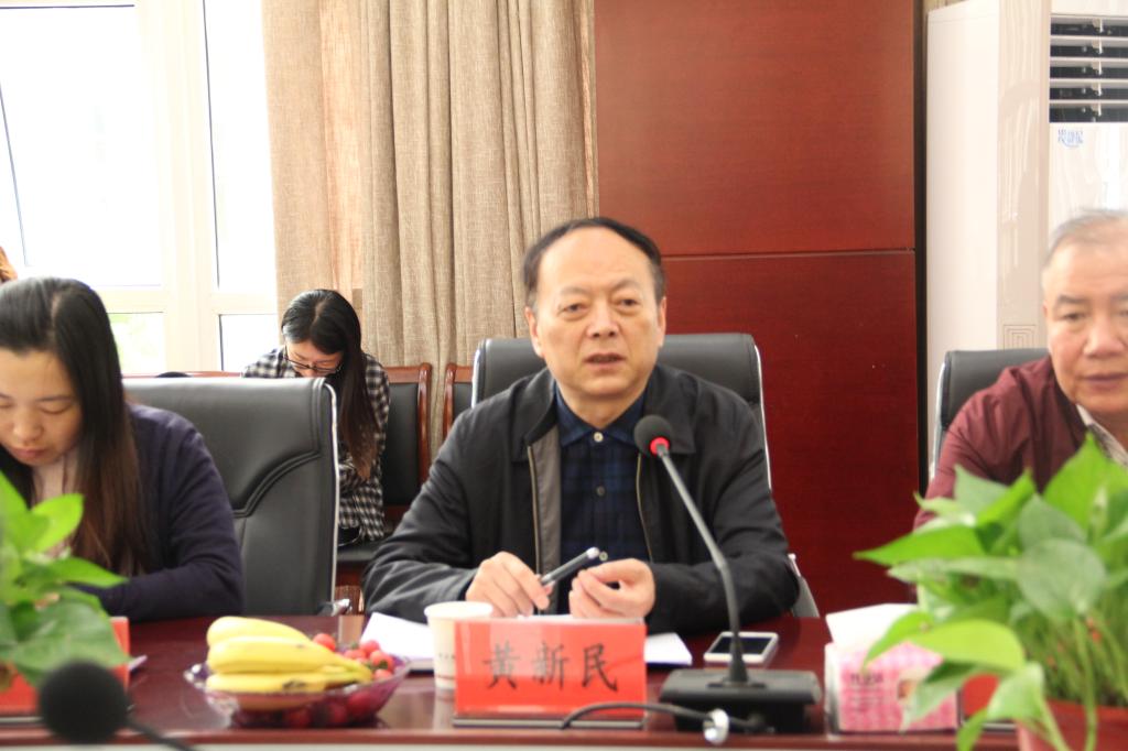 黄院长介绍我院专业建设情况